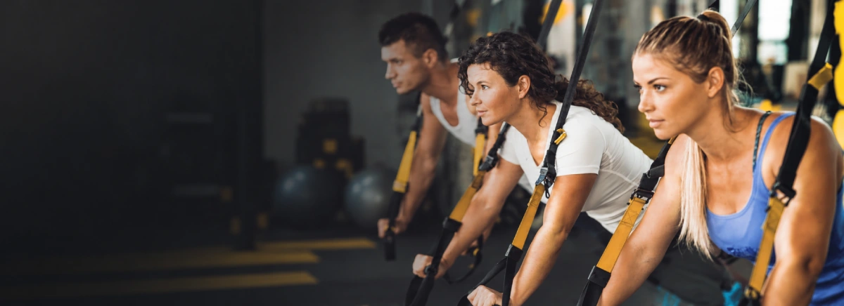 Antrenament de grup într-o sală de fitness