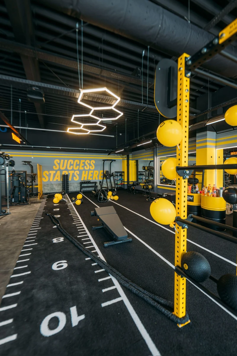 Membru Stay Fit Gym în timpul antrenamentului
